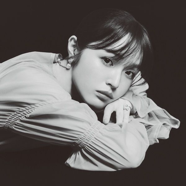 豊嶋 花さん。1歳でベビーモデルとしてデビューし、『いないいないばあっ！』などに出演。ドラマ『トットちゃん！』や『大豆田とわ子と三人の元夫』など出演作多数。今春Netflixオリジナル作品『新幹線大爆破』に出演し世界の注目を集めた。