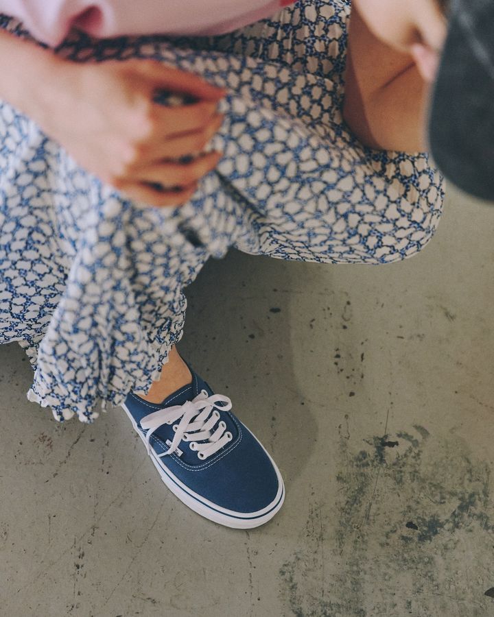 暑い夏こそ、プリーツスカートの出番！ローカットのスニーカーでグッドバランスに着よう【FUDGE dig.｜バランス上手なあの子がお手本！ローテクスニーカーの着こなしレッスン- 10】