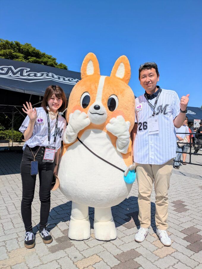 千葉興業銀行営業企画部の今野里香さん(左)、ちばコーギー、古川隆義部長(右)