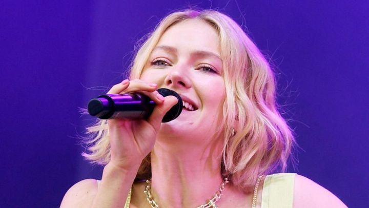 「天使」「女神」「妖精」28歳美人歌手、国歌斉唱で言語が通じない観客も泣かせる