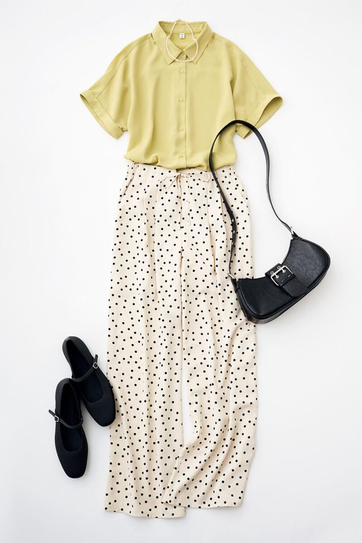 ドットパンツ¥2,990、ネックレス¥590、ウォッシャブルシューズ¥1,990、バッグ¥2,990 ／すべてジーユー ＊パンツとシューズは一部店舗のみ販売