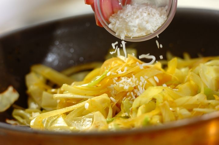 キャベツのココナッツ炒めの作り方3
