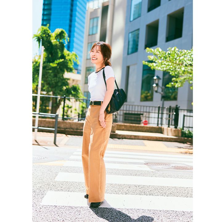 白Tシャツとベージュパンツの黒のベルトやバッグを合わせた読者の私服コーデ