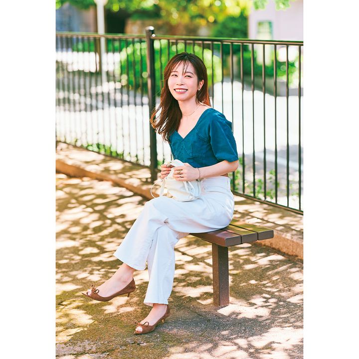 ビスチェ風トップスと白パンツにちょいヒール靴を合わせた読者の私服コーデ