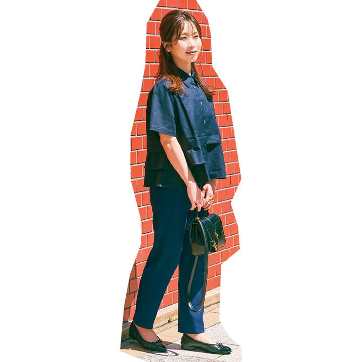 ネイビーのブラウスとパンツに黒小物を合わせた読者の私服コーデ