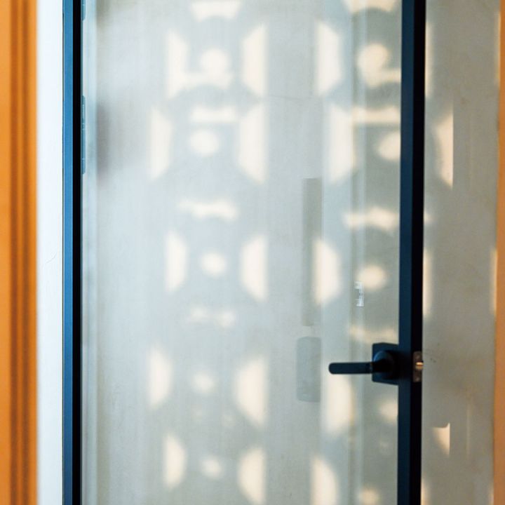 伝統柄のタイル越しの光