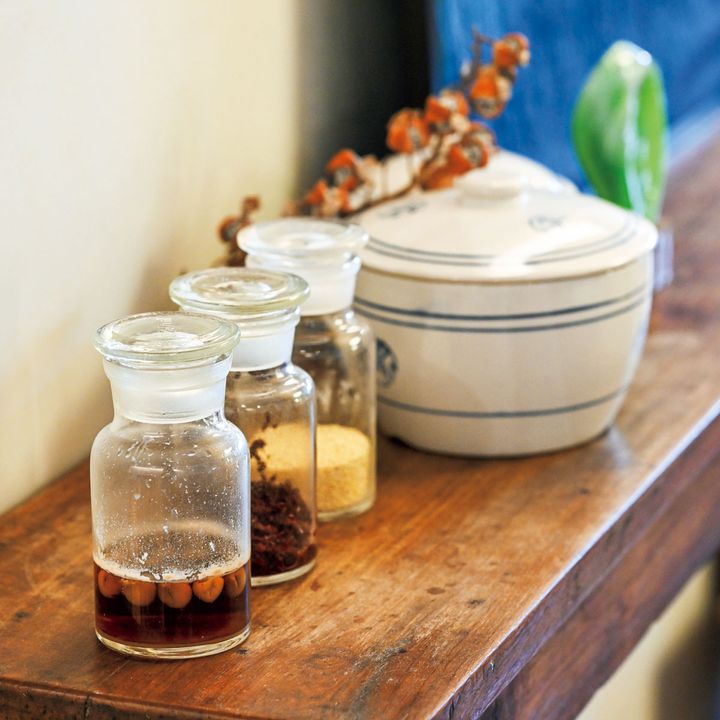 棚の上に並んだ香辛料