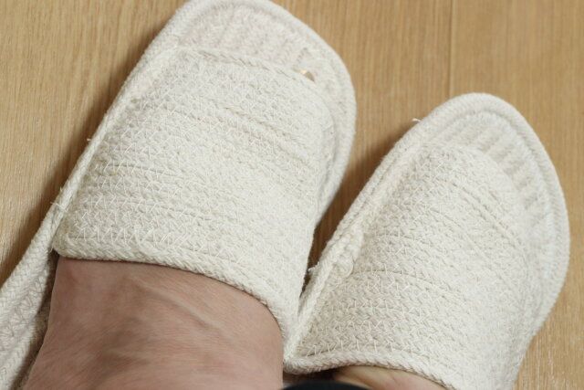 ルームスリッパ（綿混、白、26cm-27cm） 着用