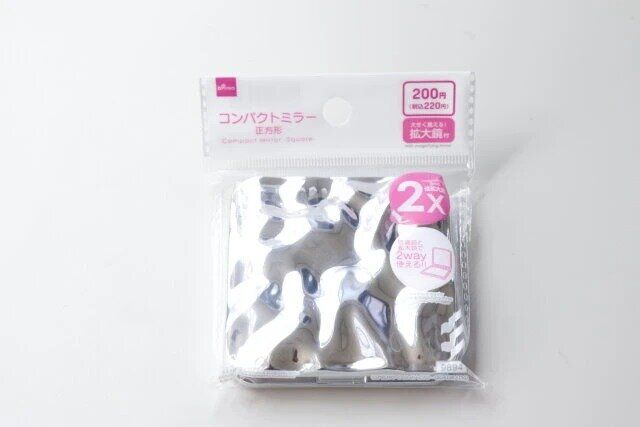 ダイソーのコンパクトミラー（正方形）のパッケージ