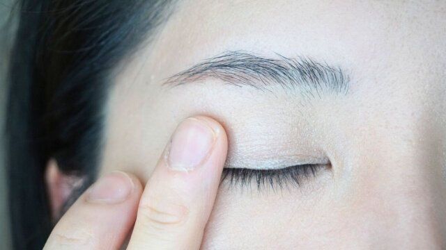 アイシャドウベースを仕込む