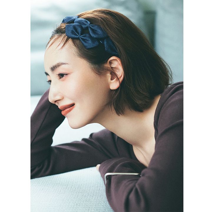 ジェニファーオーレットのデニム生地のリボンカチューシャをした辻元舞さん