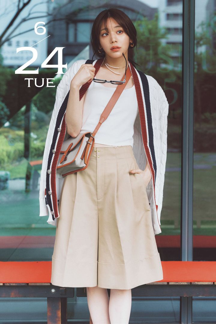 タンクトップとハーフ丈のチノパンツにラインが入ったカーディガンを肩掛けして斜めがけバッグを合わせたトラッドコーデ