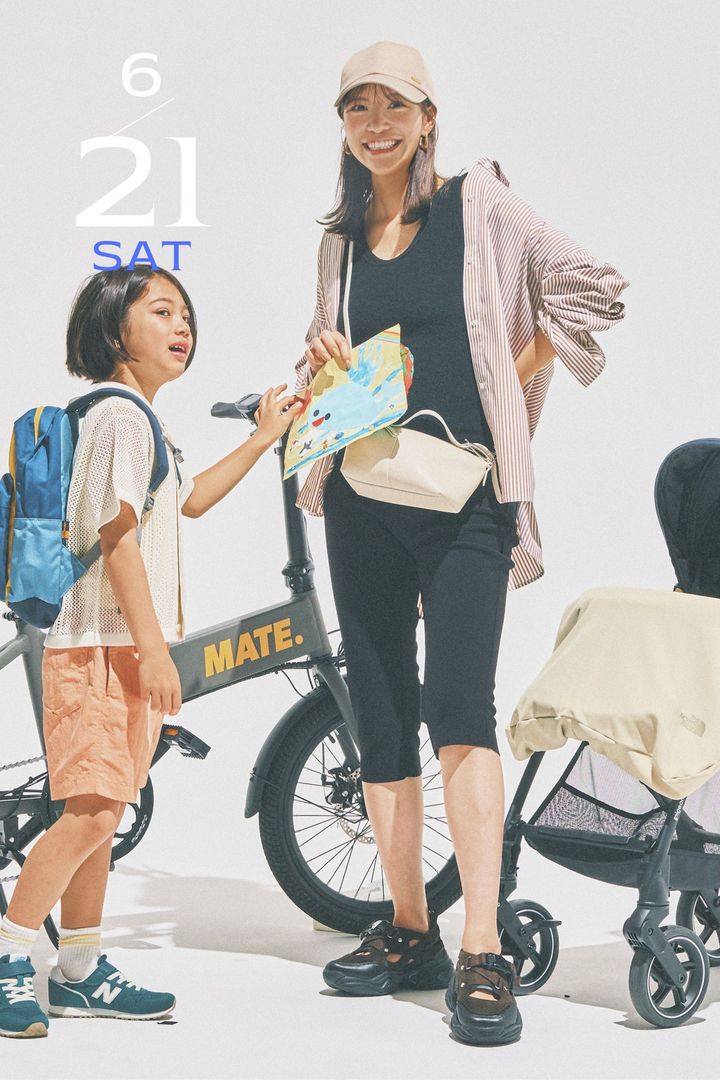 黒のタンクとハーフ丈レギンスにストライプ柄シャツを羽織ってキャップやスニーカーサンダルを合わせたママと男の子