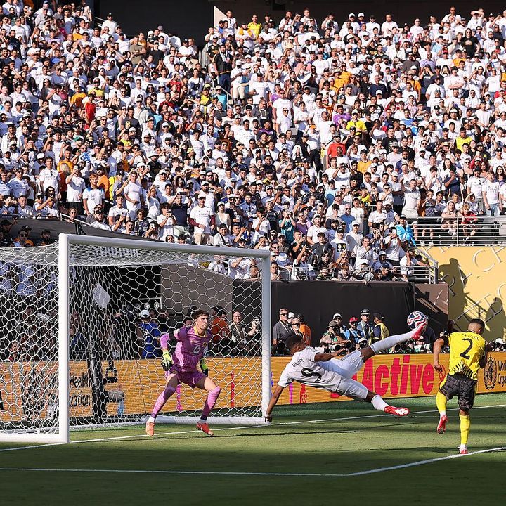 超ゴールの世界的スター、SNS投稿の画像加工が話題「20年前のウイイレか」「嘲笑の的」「素人修正」