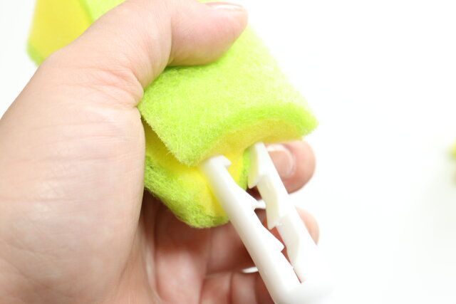 取り替えできるボトル洗いスポンジソフト2P 装着