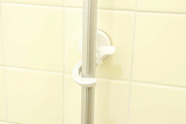 ダイソーのサッとかけられるモップキャッチ（吸盤）2