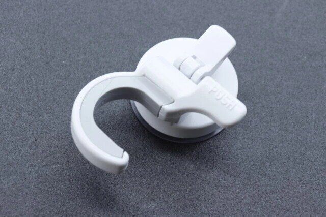 ダイソーのサッとかけられるモップキャッチ（吸盤）1