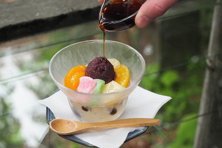 東京・秋川渓谷で癒やしの涼トリップ♪ 瀬音に包まれた「黒茶屋」の庭で天然氷のかき氷＆鳥ちらし弁当を