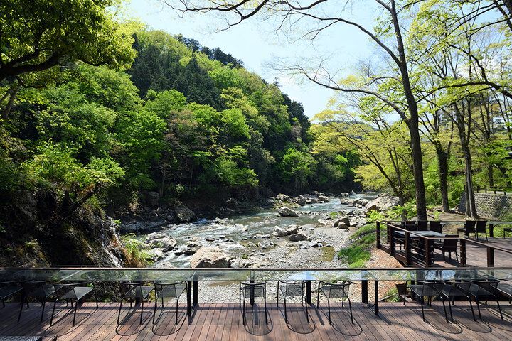 東京・秋川渓谷で癒やしの涼トリップ♪ 瀬音に包まれた「黒茶屋」の庭で天然氷のかき氷＆鳥ちらし弁当を