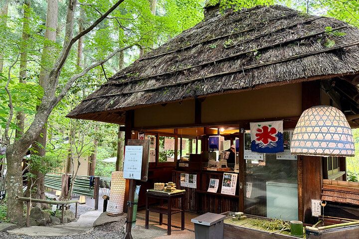 東京・秋川渓谷で癒やしの涼トリップ♪ 瀬音に包まれた「黒茶屋」の庭で天然氷のかき氷＆鳥ちらし弁当を