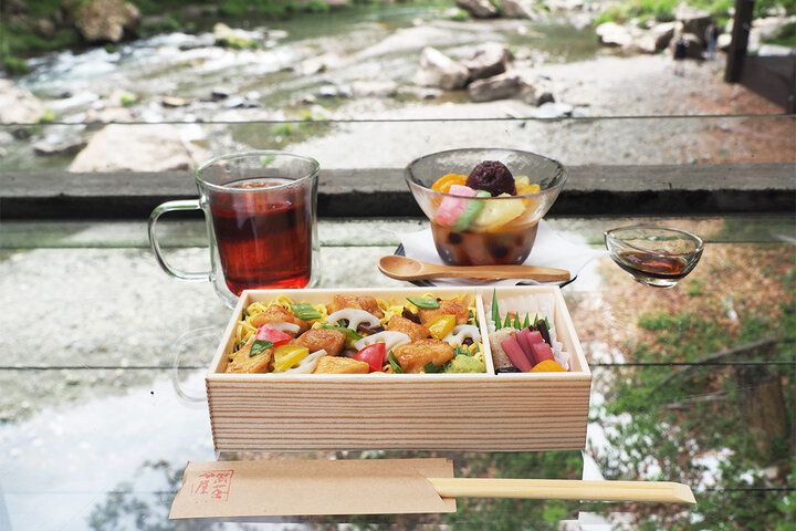 東京・秋川渓谷で癒やしの涼トリップ♪ 瀬音に包まれた「黒茶屋」の庭で天然氷のかき氷＆鳥ちらし弁当を