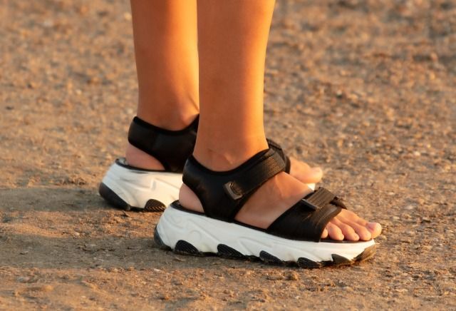 マジックテープ式 黒のスポーツサンダル 夏ファッション