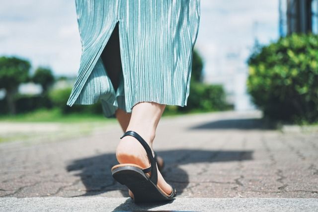 サンダルを履いて歩く女性 踵がパカパカしている
