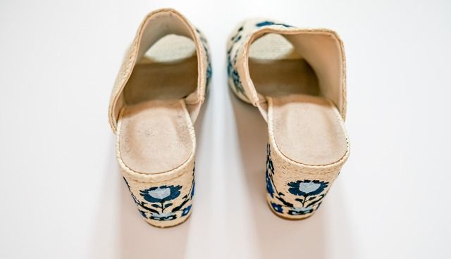 裏側が布地のサンダル 背面図 夏ファッション