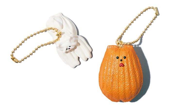 キュートな犬モチーフのお菓子がチャームに。