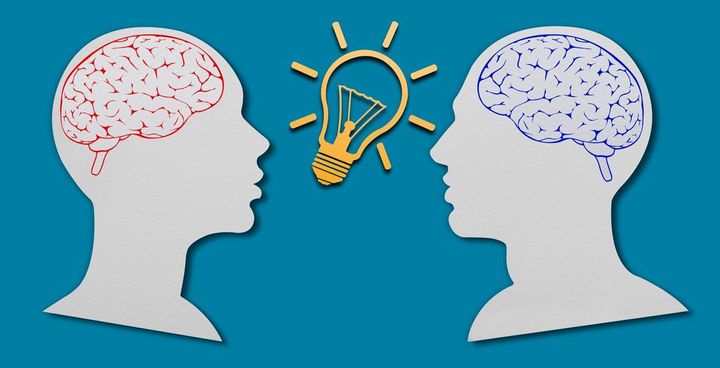 向かい合わせになる男女の脳と電球マーク