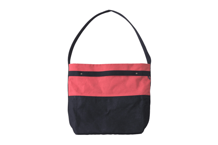 〈ジャスティンオー〉のトートバッグ