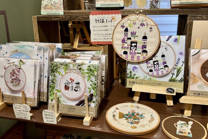 空想の世界がワクワクする雑貨に♪レトロな水彩画のアイテムがそろう。吉祥寺「空想街雑貨店」