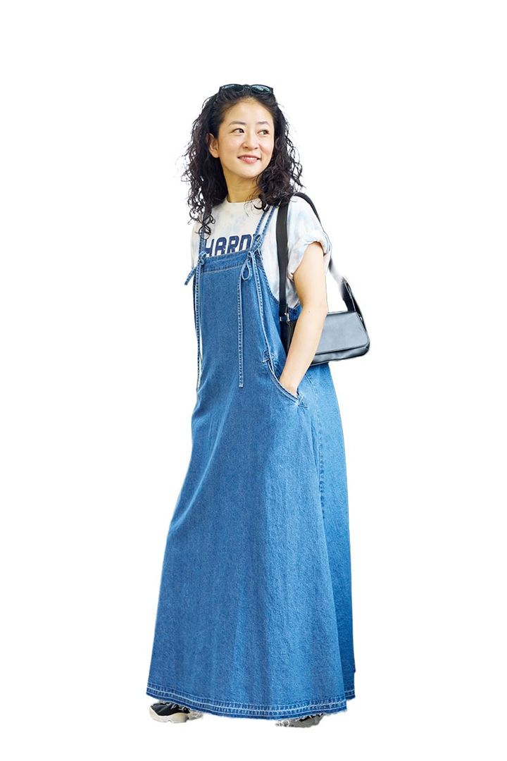 フリーダ ディレクターの小笠原希帆さんは、キャミソールドレスを合わせてTシャツの派手さをほどよく中和！