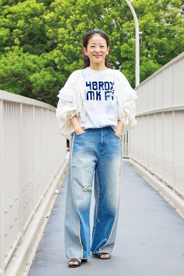 フリーダ ディレクターの小笠原希帆さんは、ほんのり甘さを加えてTシャツ×デニムコーデを刷新！