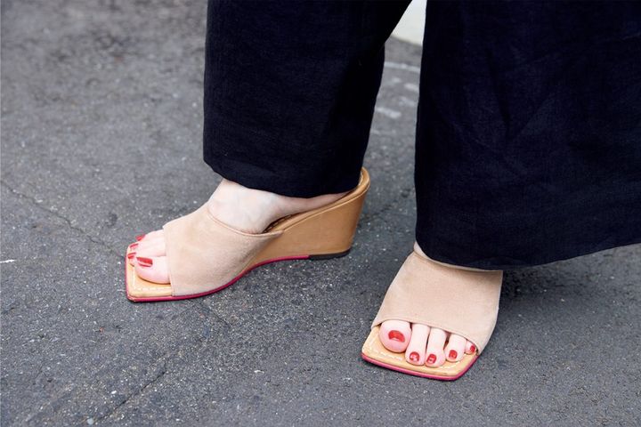 重たく見えがちな黒の装いは、セレナテラのレディなサンダルで軽やかな抜け感を意識！