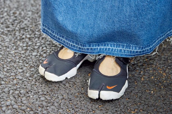 Tシャツ×キャミワンピの安定感のある着こなしに、ナイキのエアリフトを合わせてユニークさをプラス！