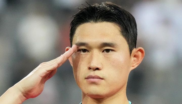 日本代表とも戦う韓国、衝撃ゴールの10番が敬礼ポーズをしたワケは、「兵役中」だから…入団時には断髪