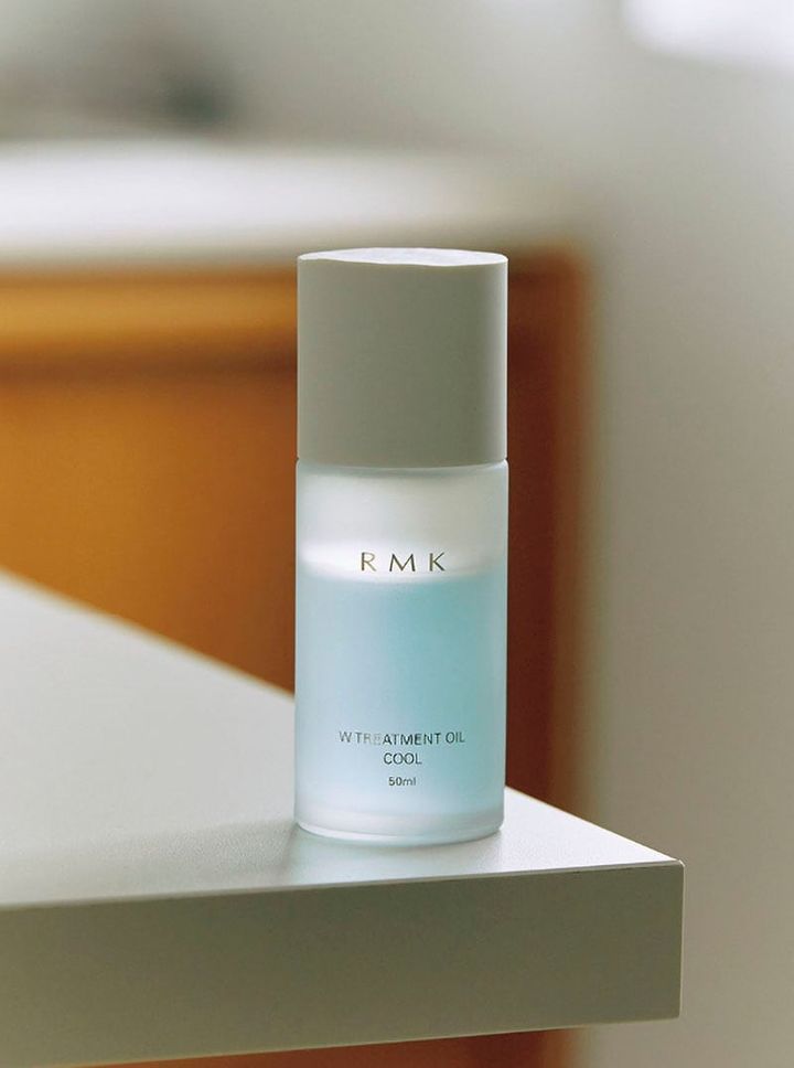 水性と油性のWの保湿力で肌を整える2層式オイル。ペパーミントなどをブレンドした清涼感のある香り。RMK Wトリートメントオイル クール 50mL 4400円（RMK Division）※数量限定品