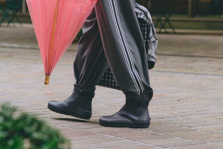 雨予報でも大丈夫！お気に入りの傘やブーツでオシャレに決めたコーデ