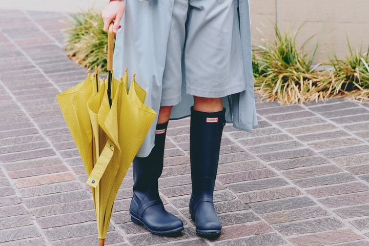 雨予報でも大丈夫！お気に入りの傘やブーツでオシャレに決めたコーデ
