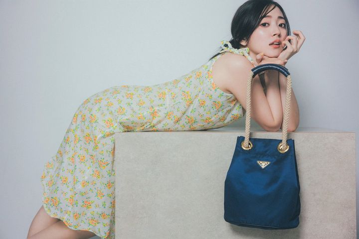 【PRADA】人気 Re-Nylon バケットバッグ 夏コーデ 6色 手軽 ロゴ プラダ新作】夏コーデを格上げ。2WAYで楽しむ大人の名品バッグ