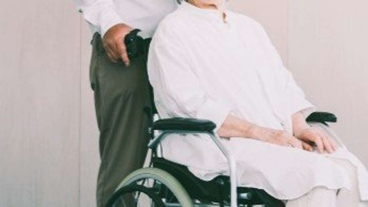 車いすの私を助けてくれた男性へ（画像はphotoAC)