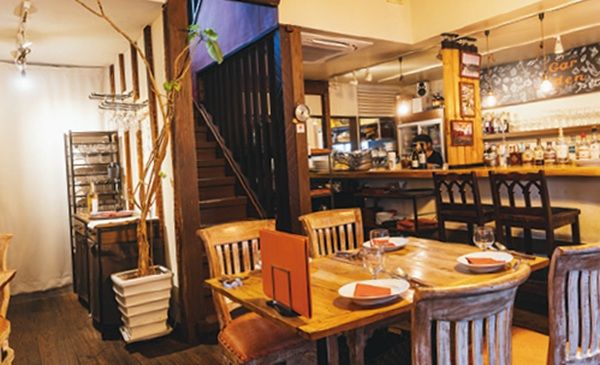 Gar Eden 東京都渋谷区神宮前3‐6‐6 TEL：03・6721・1444 18：00～22：30（21：00LO） 土・日・祝日12：00～16：00（15：00LO）、18：00～22：00（21：00LO） 月・火曜休 2013年オープン。2階席あり。予約は電話またはWebにて可能。