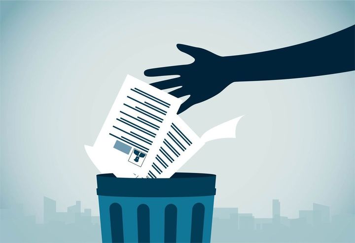 履歴書をゴミ箱に捨てているイラスト