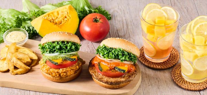 「国産夏野菜のバジルチキンバーガー」（左）と「国産夏野菜のチリトマトクラシックバーガー」