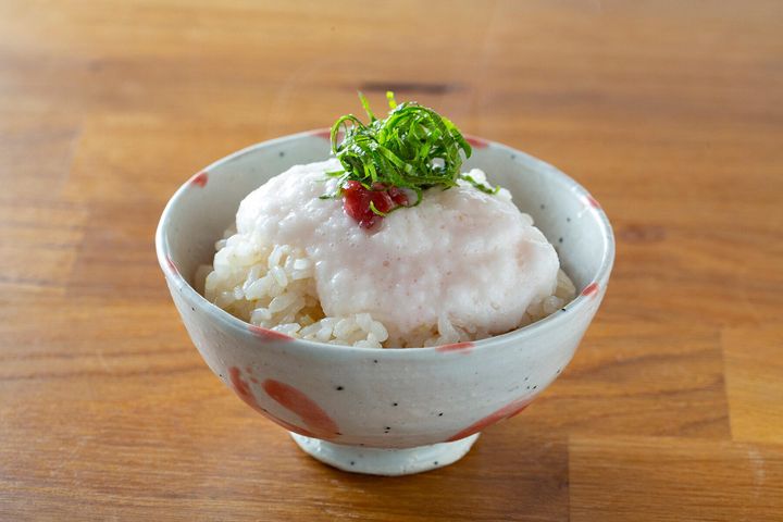 米の旨味が際立つ“梅酢ごはんとろろがけ”