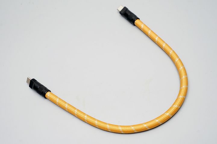 ケーブルは直径約8mmの丸ひも仕様になっているので、想像よりも太めです。十分な強度を確保するのに必要だと思いますが、太すぎる印象は拭えません。