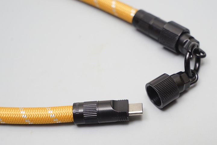 「充電ハンドストラップ」のUSB Type-C端子部分はねじ込み式のキャップが採用されています。このため素早い開け閉めには向いていません。