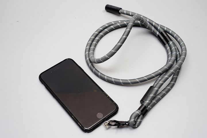 iPhone 7に「充電ショルダーストラップ」を装着したところ。この状態だとスマートフォン本体よりもストラップの方が重い状態です。