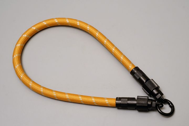 「充電ハンドストラップ」本体。ケーブル部分の長さが約30cmなので、写真から受ける印象よりも大きいと思います。